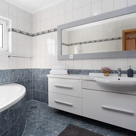 Evita فيلة بوريتش